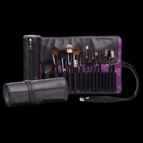 Younique Other - NEW Limited Edition Makeup Brush Roll Up